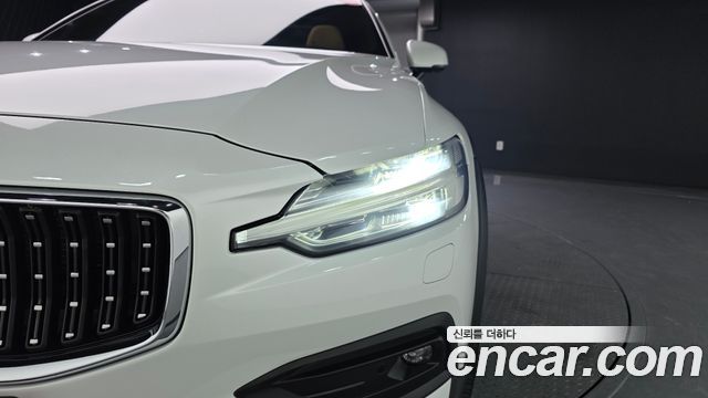 Volvo V60 2021 — photo 8