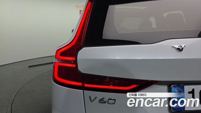 Volvo V60 2021 — photo 9