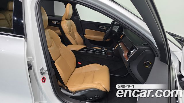 Volvo V60 2021 — photo 16