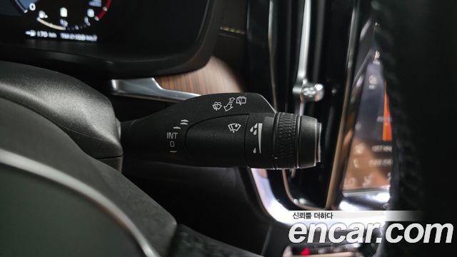 Volvo V60 2021 — photo 28