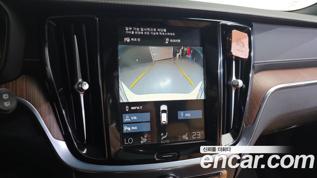 Volvo V60 2021 — photo 29
