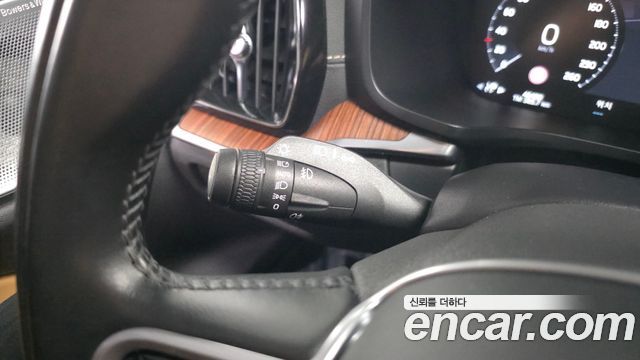 Volvo V60 2021 — photo 31