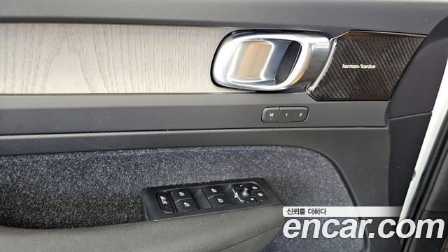 Volvo XC40 2020 — photo 36