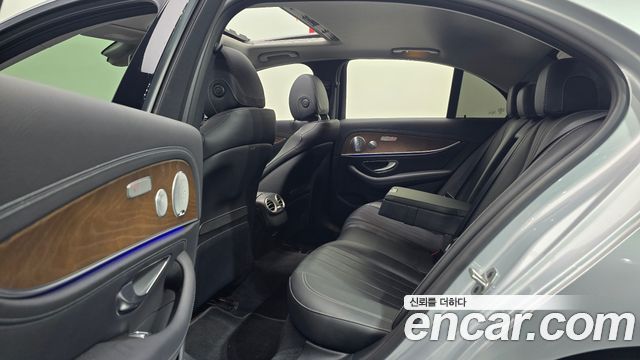 Mercedes-Benz E-Class 2020 — photo 12