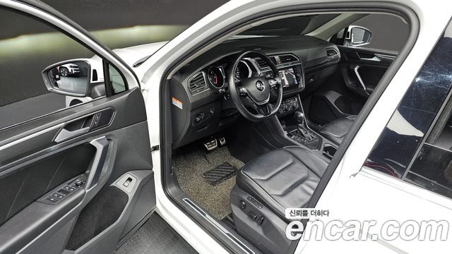 Volkswagen Tiguan 2018 — photo 17