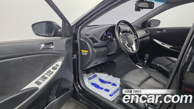 Hyundai Accent 2012 — photo 10