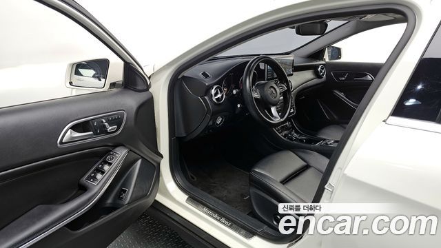 Mercedes-Benz GLA-Class 2018 — photo 10