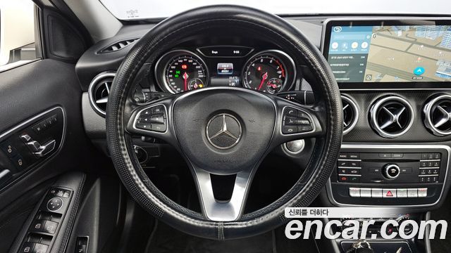 Mercedes-Benz GLA-Class 2018 — photo 12