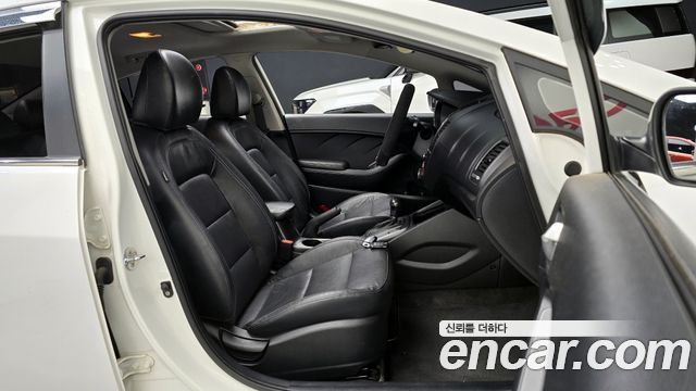 Kia K3 2015 — photo 11