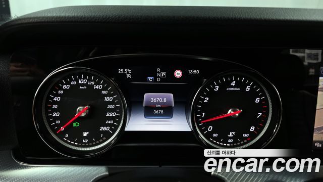 Mercedes-Benz E-Class 2020 — photo 11