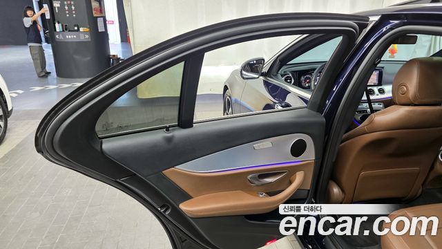 Mercedes-Benz E-Class 2020 — photo 15