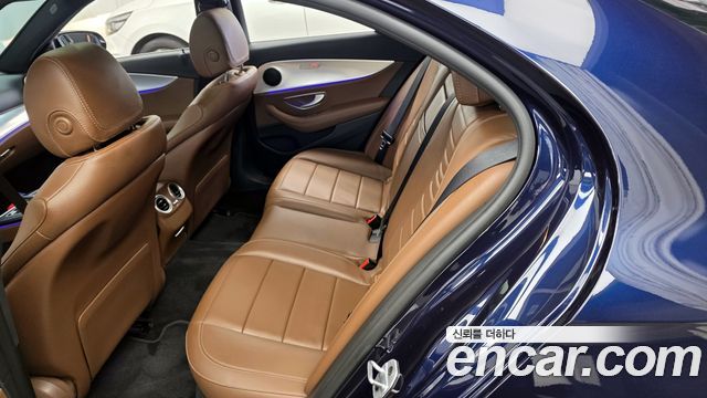 Mercedes-Benz E-Class 2020 — photo 16