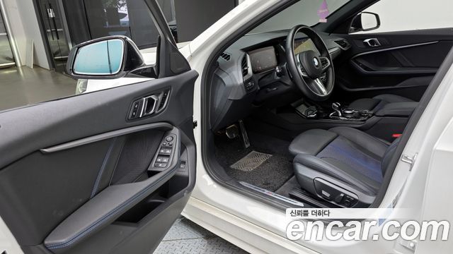 BMW 1-Series 2023 — photo 13