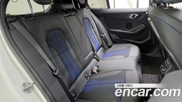 BMW 1-Series 2023 — photo 17