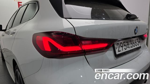 BMW 1-Series 2023 — photo 9