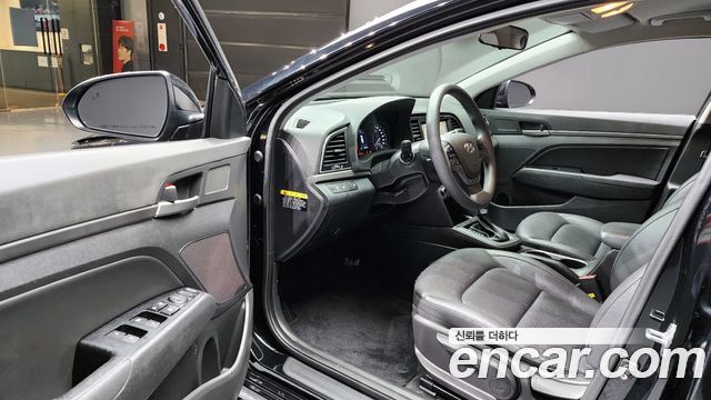 Hyundai AVANTE 2018 — photo 13