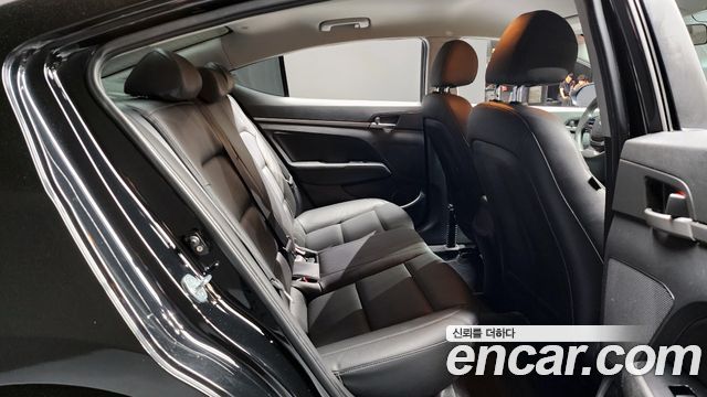 Hyundai AVANTE 2018 — photo 17