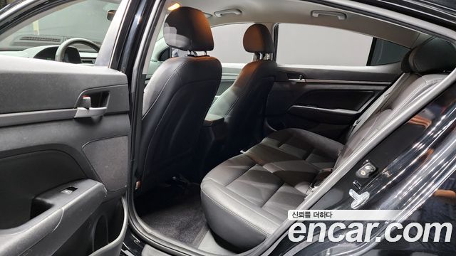 Hyundai AVANTE 2018 — photo 18