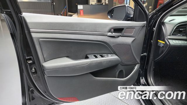 Hyundai AVANTE 2018 — photo 14