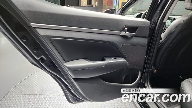 Hyundai AVANTE 2018 — photo 15