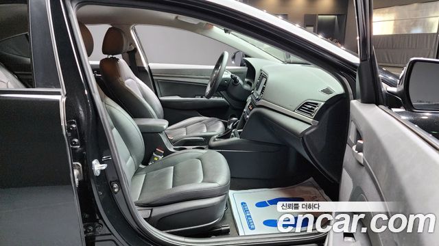 Hyundai AVANTE 2018 — photo 16