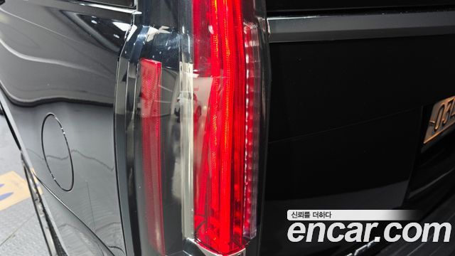 Cadillac Escalade 2019 — photo 9