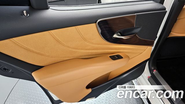 Lexus LS 2022 — photo 15
