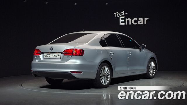 Volkswagen Jetta 2011 — photo 2