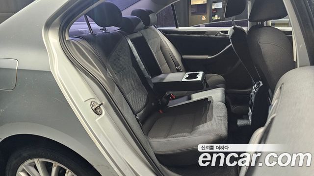 Volkswagen Jetta 2011 — photo 12