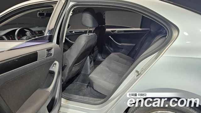 Volkswagen Jetta 2011 — photo 13