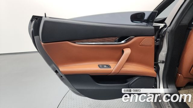 Maserati Quattroporte 2017 — photo 15