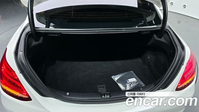 Mercedes-Benz C-Class 2018 — photo 31