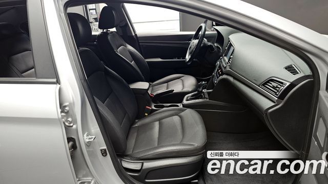 Hyundai AVANTE 2017 — photo 10