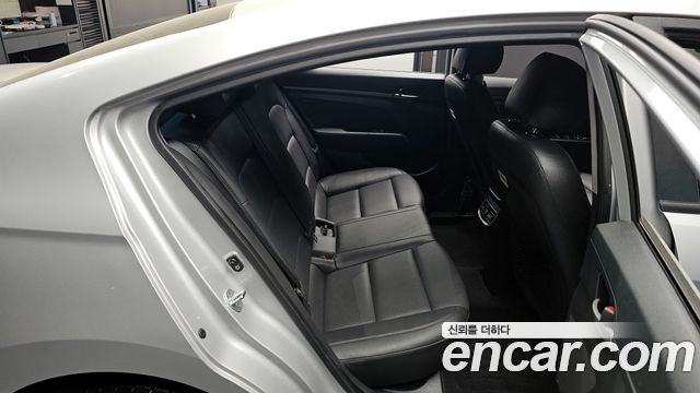Hyundai AVANTE 2017 — photo 11