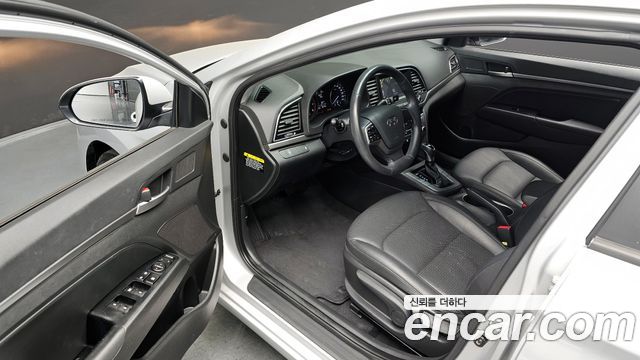 Hyundai AVANTE 2017 — photo 12
