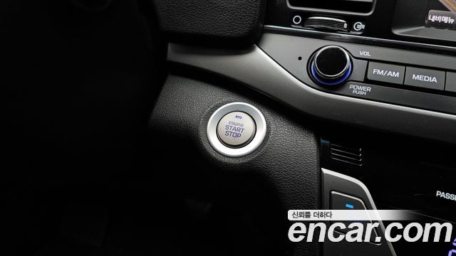 Hyundai AVANTE 2017 — photo 18