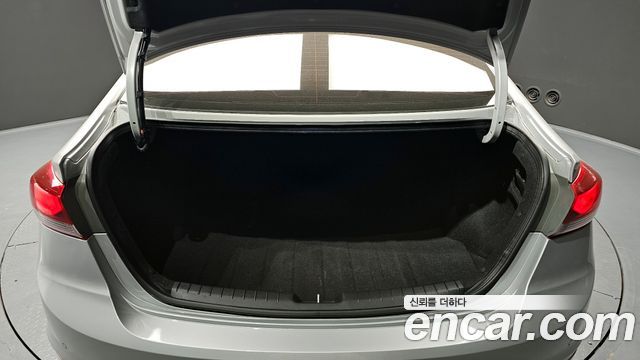 Hyundai AVANTE 2017 — photo 20