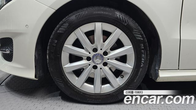 Mercedes-Benz B-Class 2015 — photo 5