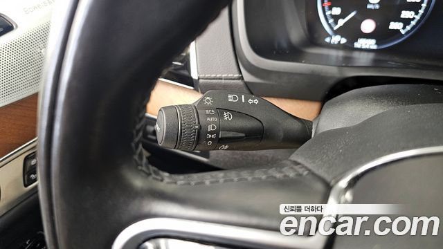 Volvo XC90 2018 — photo 27