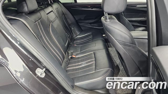 BMW 5-Series 2018 — photo 17
