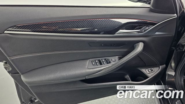 BMW 5-Series 2018 — photo 14