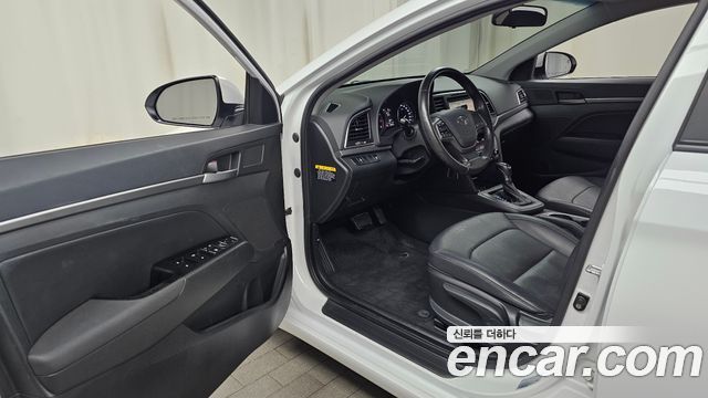 Hyundai AVANTE 2017 — photo 13