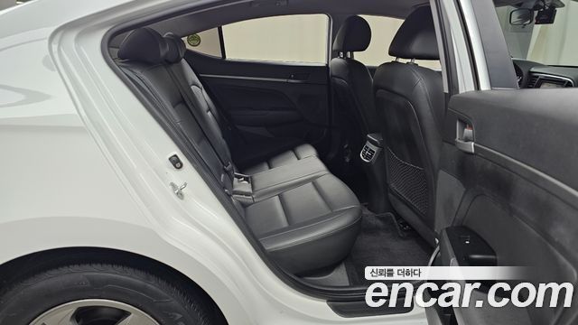 Hyundai AVANTE 2017 — photo 17