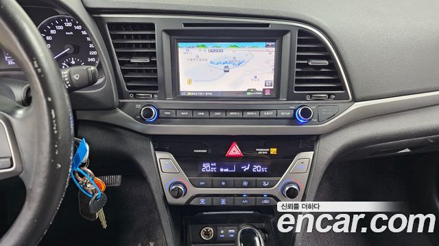 Hyundai AVANTE 2017 — photo 18