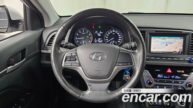 Hyundai AVANTE 2017 — photo 19