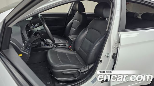 Hyundai AVANTE 2017 — photo 22
