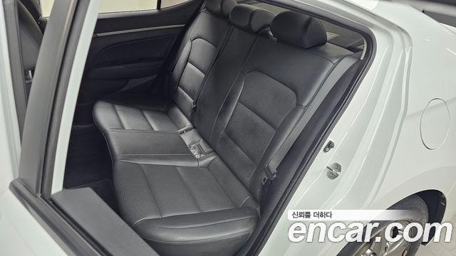 Hyundai AVANTE 2017 — photo 23
