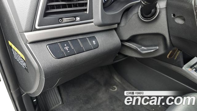 Hyundai AVANTE 2017 — photo 25