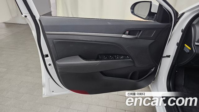 Hyundai AVANTE 2017 — photo 14