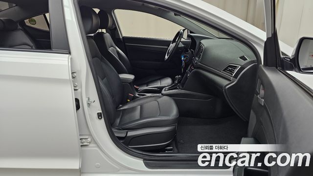Hyundai AVANTE 2017 — photo 16